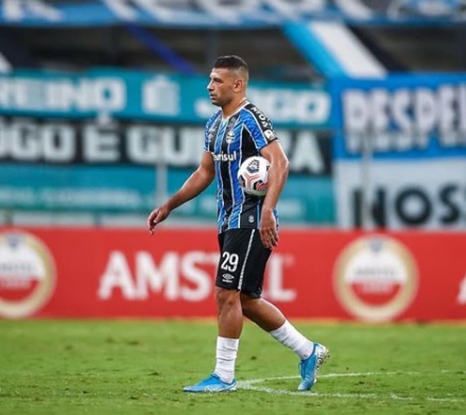Diego Souza leva a bola do jogo para casa depois do hat-trick