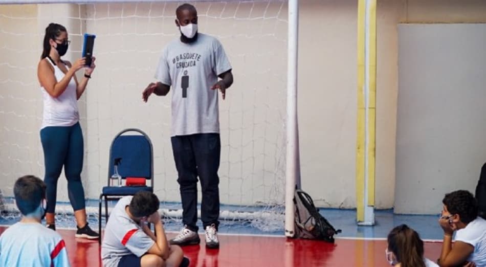 ONG Basquete Cruzada faz parceria com colégio para arrecadar alimentos