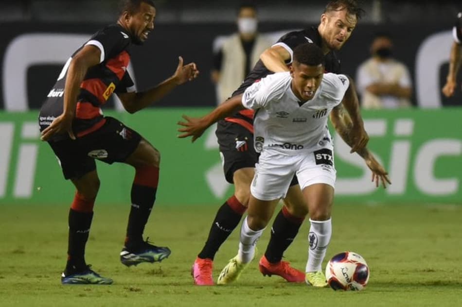 ATUAÇÕES: Ângelo volta a se destacar em vitória do Santos