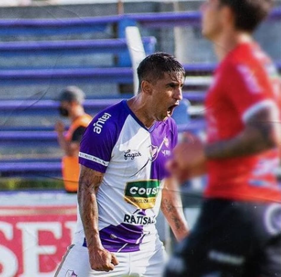 Uruguaio: Fénix afunda lanterna e sonha com Sul-Americana