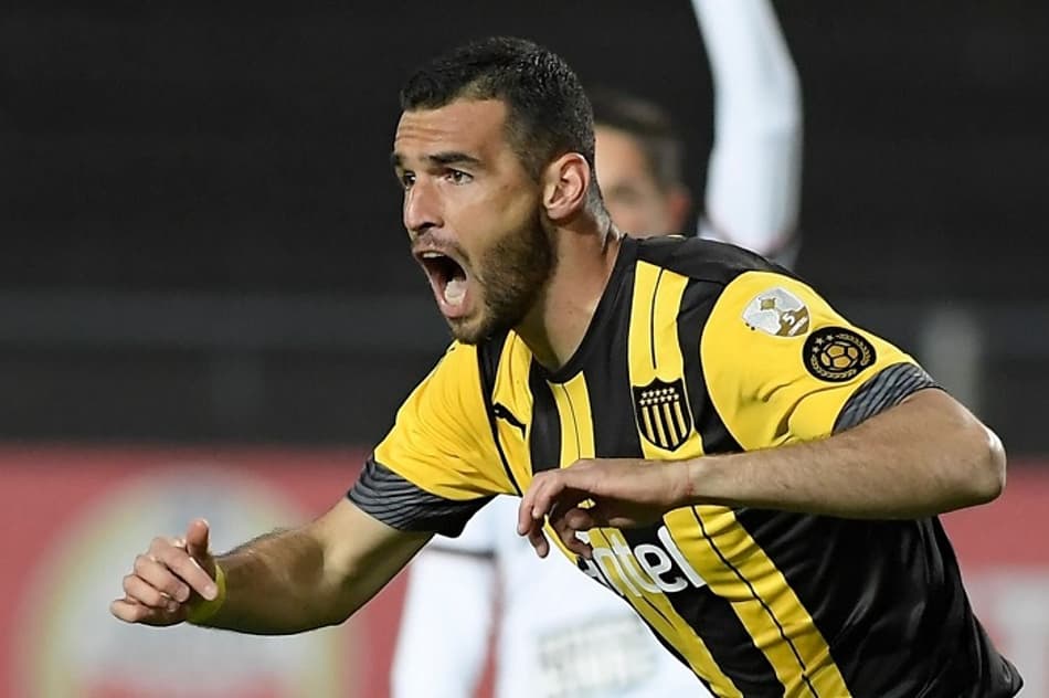 Zagueiro do Peñarol prefere evitar comentário sobre possível saída
