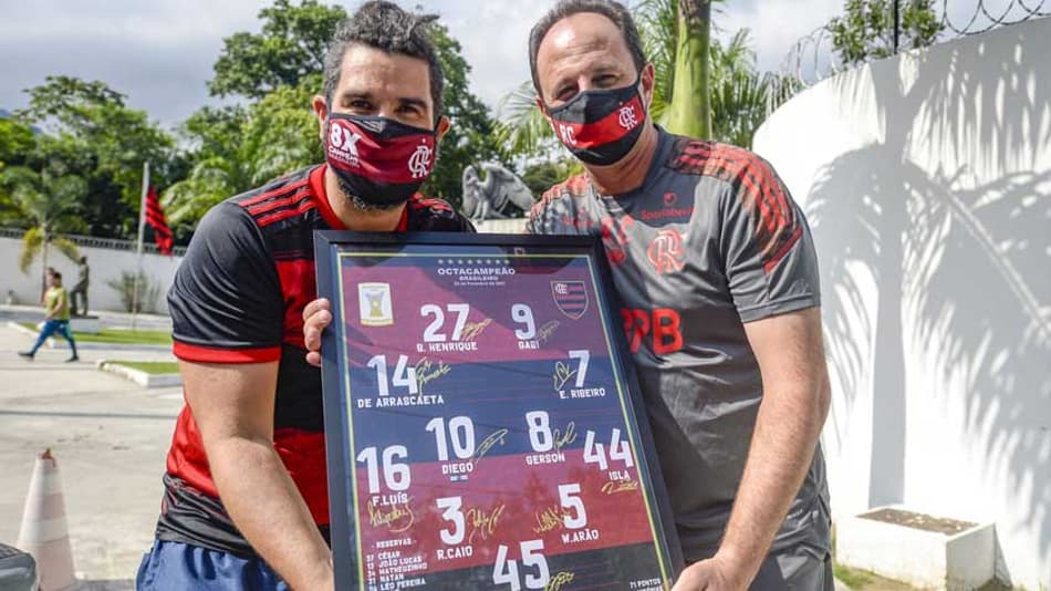 Torcedor do Flamengo presenteia Ceni, Diego, Gabigol e Hugo com quadros