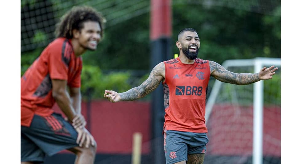Flamengo se divide em grupos e treina em dois períodos por conta do Carioca; veja imagens