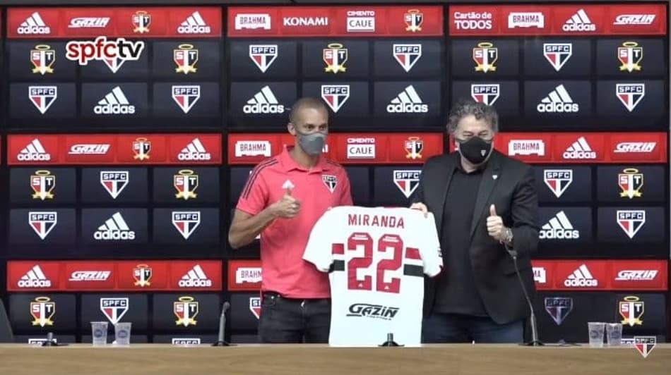 Miranda é apresentado no São Paulo: ‘Volto com fome de títulos’