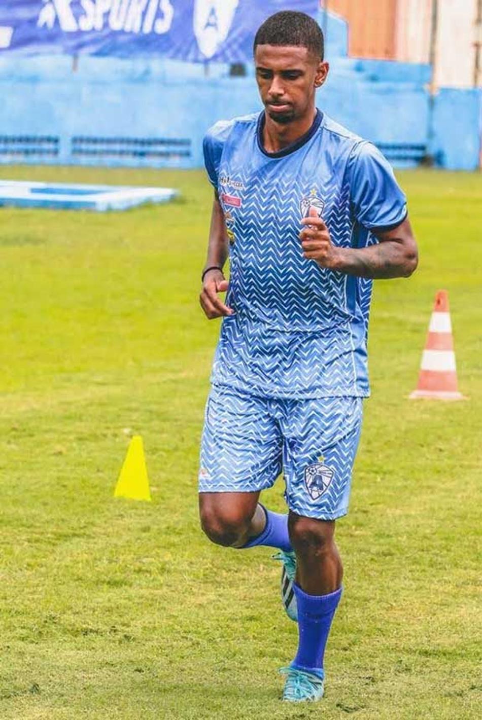 Após deixar Atlético de Cajazeiras, lateral Vini Freitas é sondado por equipes do Norte e Nordeste