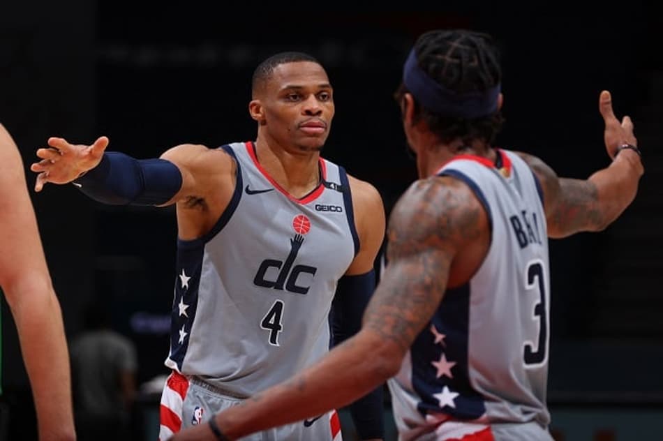 Wizards bate Sixers e se mantém vivo na série