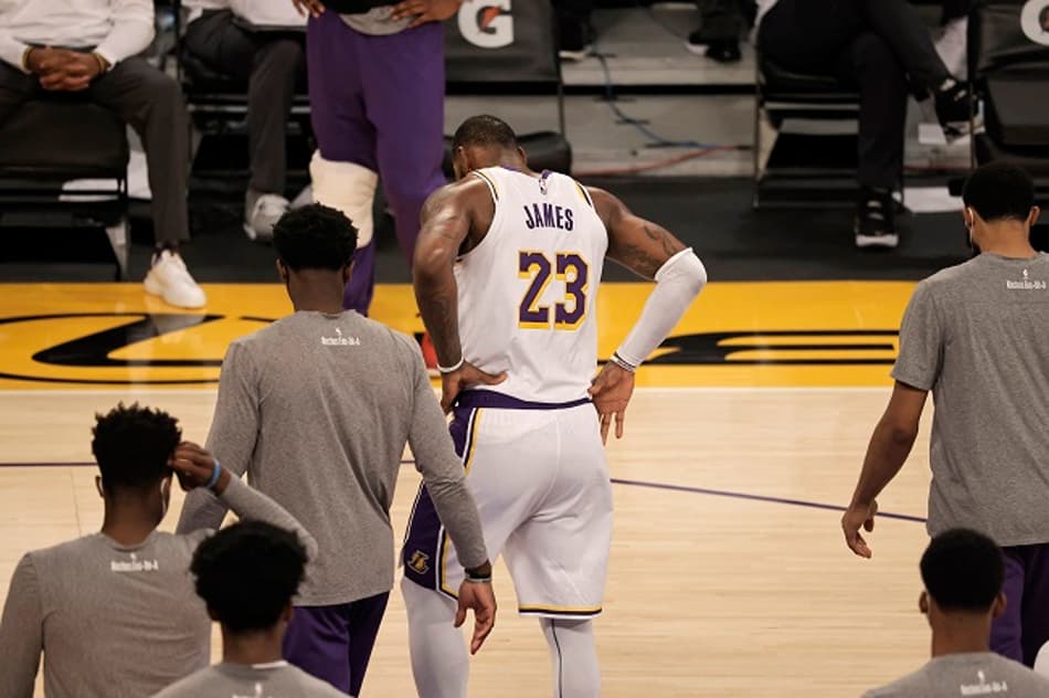 LeBron James torce tornozelo e deixa jogo contra Hawks