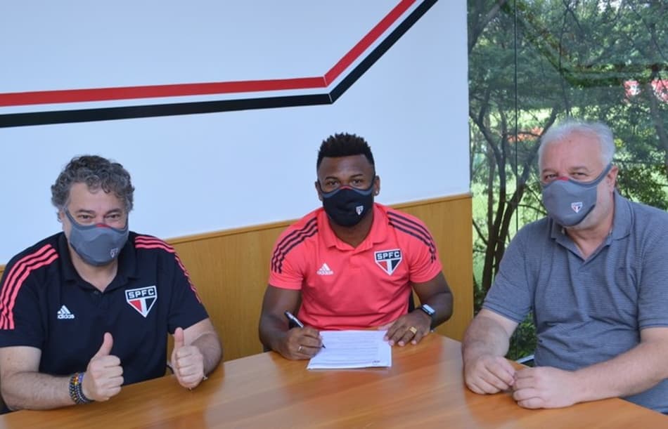 Luan assina renovação de contrato com o São Paulo até final de 2023