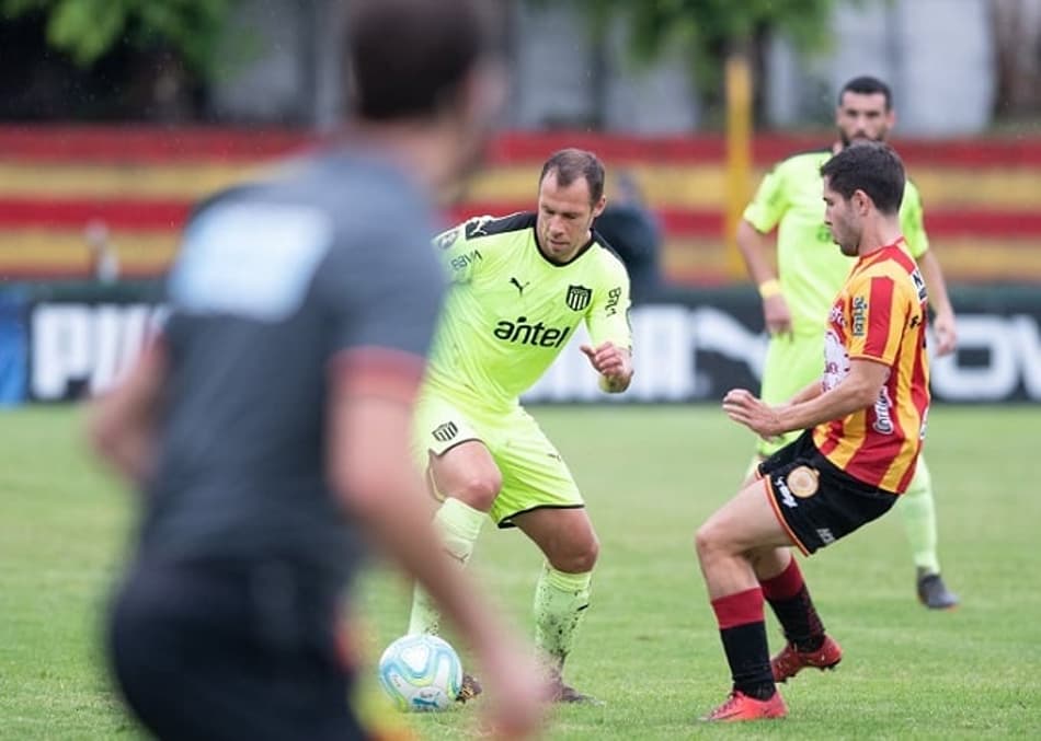 Partida no Uruguai tem início retardado por motivo inusitado