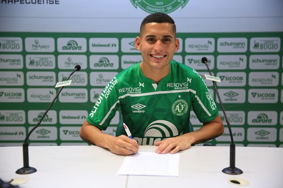 Reforço na área: Chapecoense anuncia a contratação do meia Ravanelli