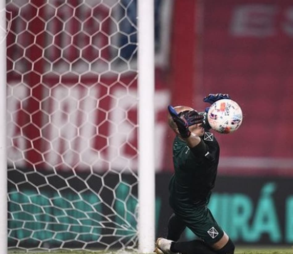 Goleiro pega pênalti após “praga” de torcedor; entenda