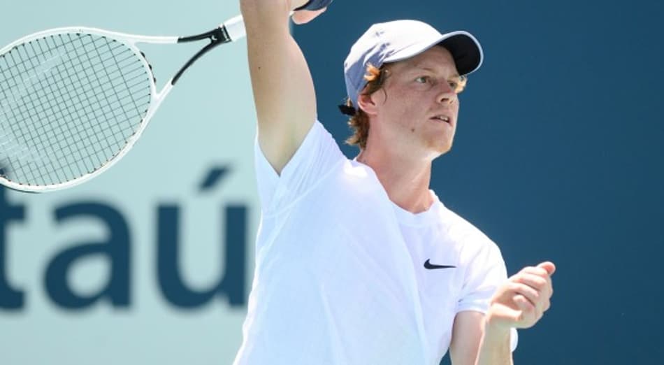 Sinner bate Rublev e aguarda Tsitsipas na semi em Barcelona