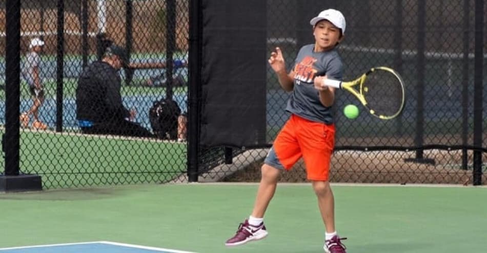 Fã de Nadal, garoto de 10 anos joga sem o backhand