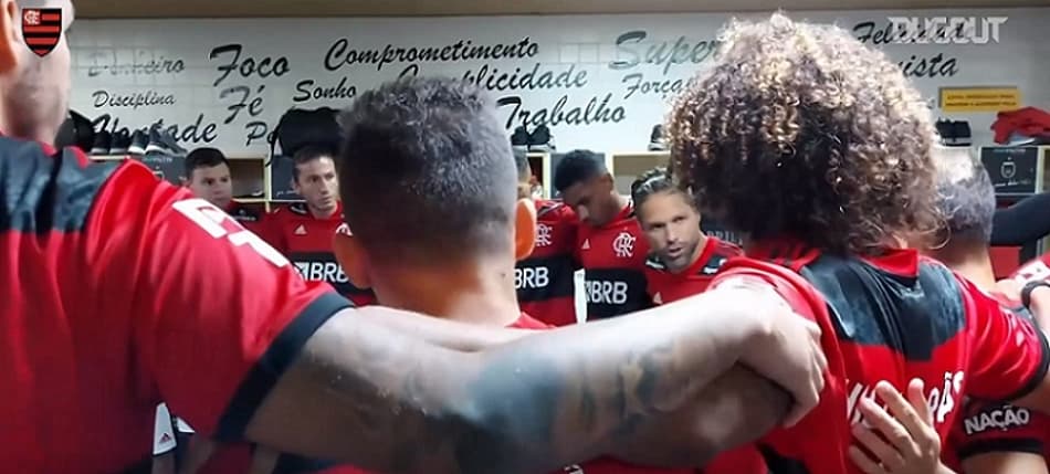‘É o bicampeão brasileiro em campo!’: Arão e Diego inflamam vestiário do Flamengo antes de estreia; assista