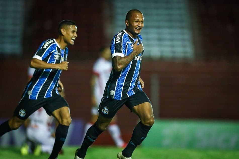 Léo Pereira vibra com gol e fala sobre chances no Grêmio: ‘Oportunidade da vida’