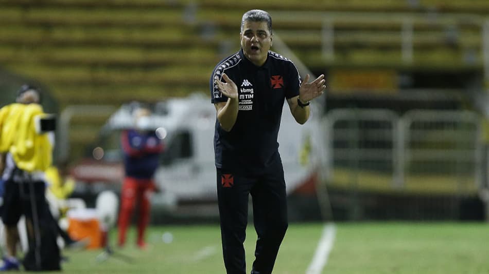 Marcelo Cabo exalta atuação do Vasco e destaca Tiago Reis: ‘Ele tem feito um trabalho específico’