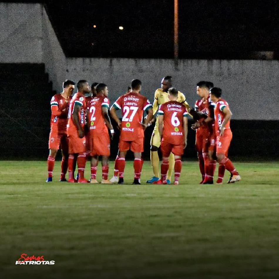 Ônibus de equipe colombiana sofre emboscada e é apedrejado