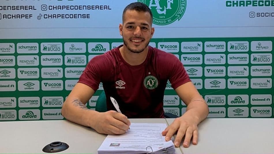 João Paulo celebra renovação contratual com a Chapecoense