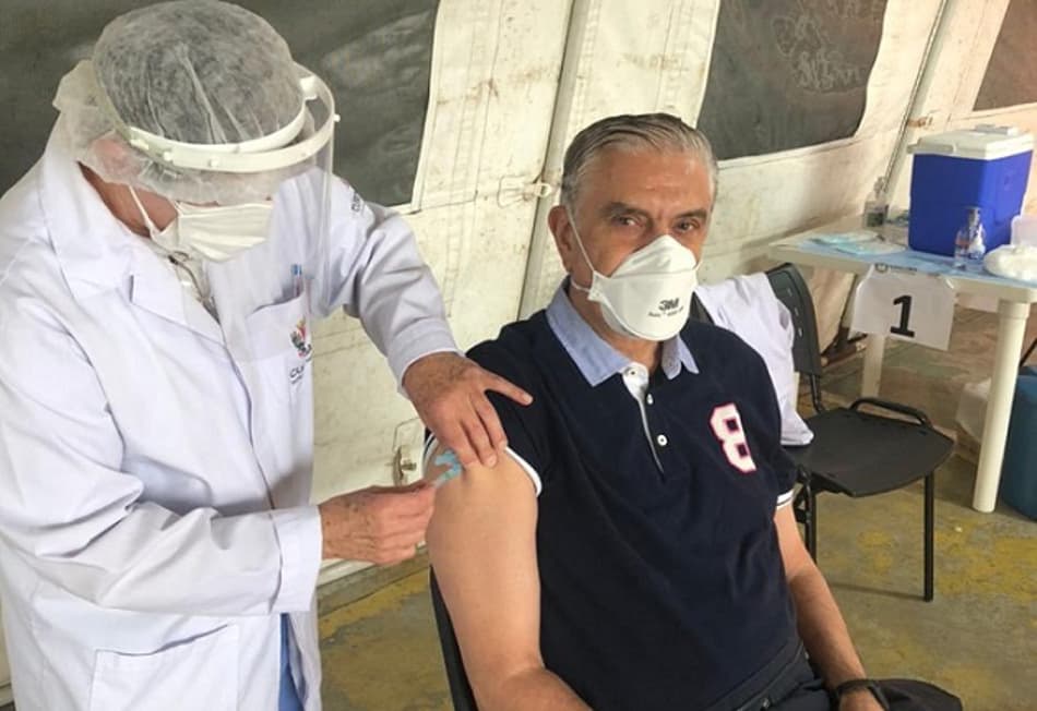 Mario Celso Petraglia sendo vacinado contra a Covid-19