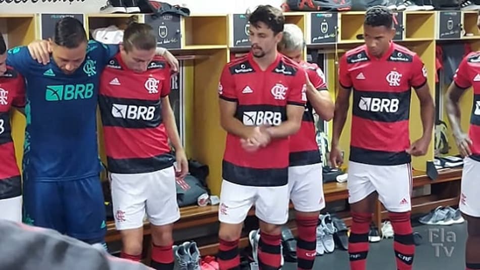 VÍDEO: Preparador inova na preleção e Rodrigo Caio puxa coro no vestiário do Flamengo antes de goleada