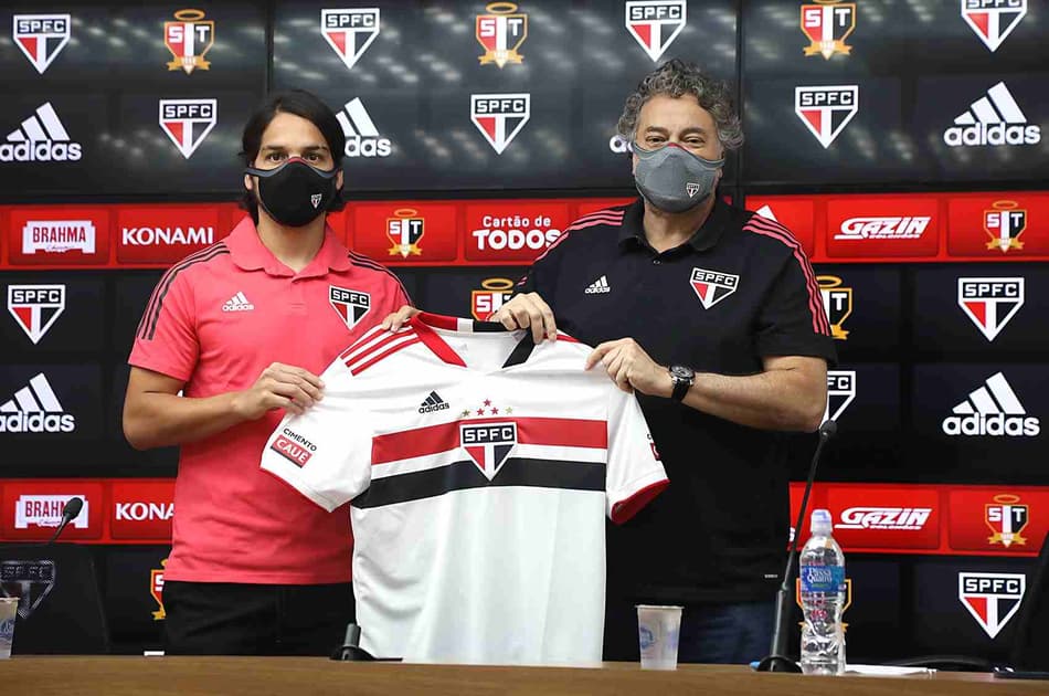Meia Benítez é apresentado no São Paulo: ‘Um clube muito grande’