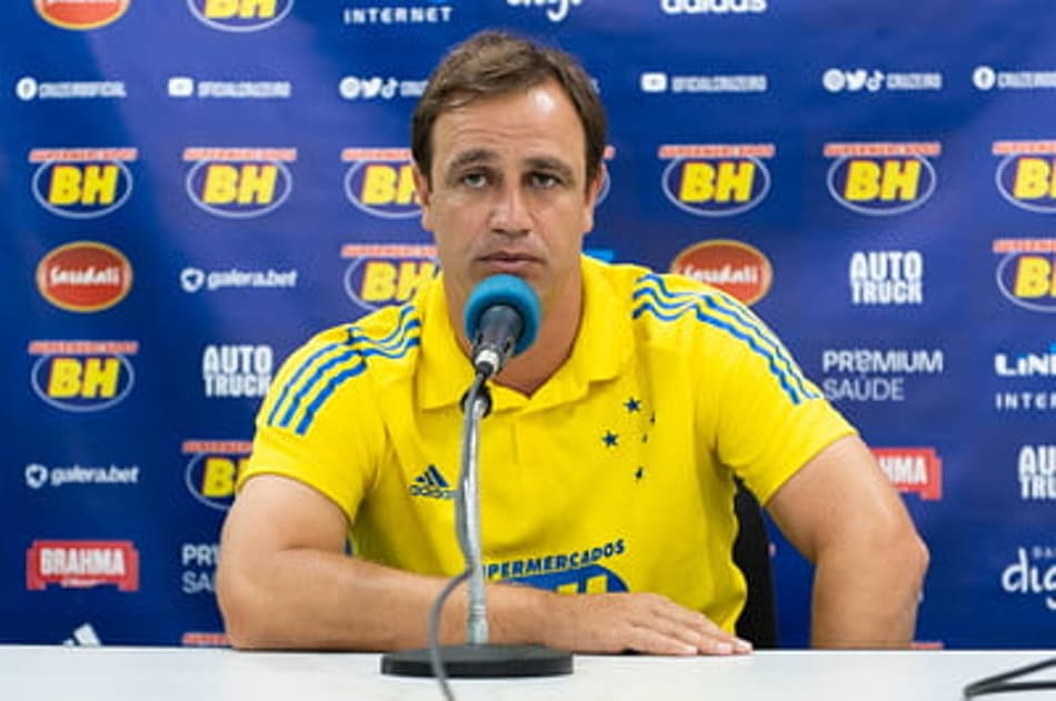 Felipe Conceição vê crescimento da equipe após vitória sobre o Coimbra: ‘Estamos no caminho certo’
