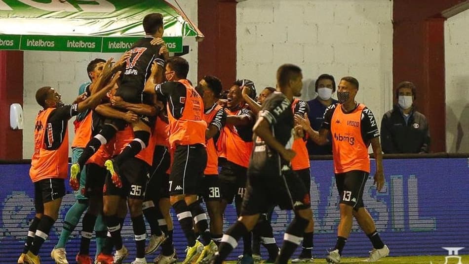 Vasco vence o Tombense fora de casa e avança na Copa do Brasil