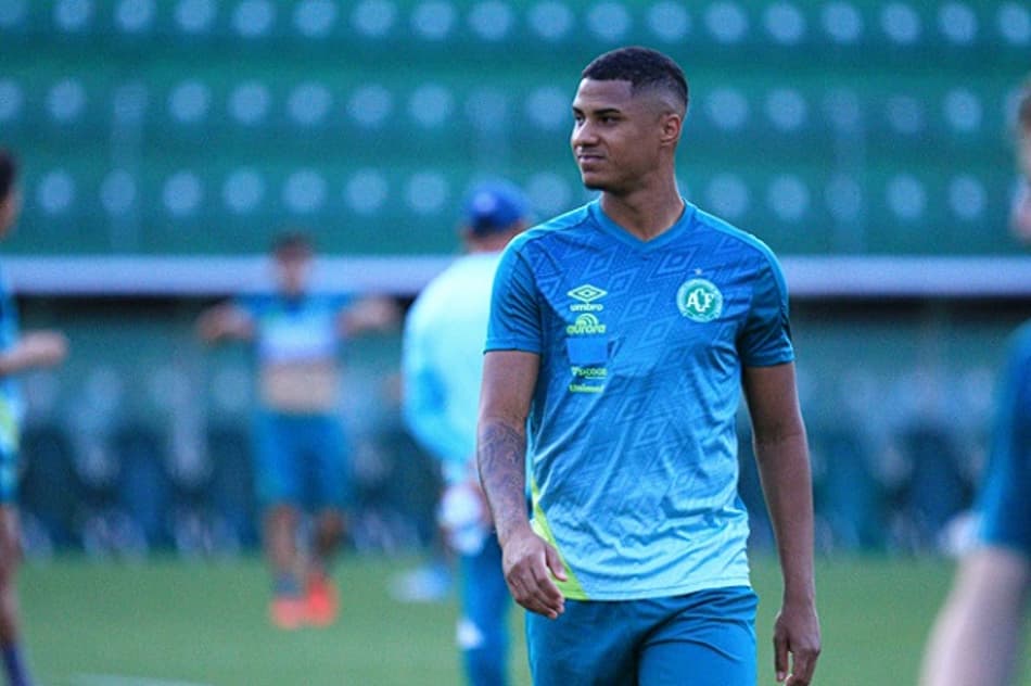 Derlan elogia busca da Chapecoense por reforços para a zaga