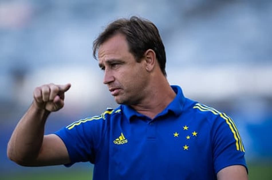Vitória espetacular! Felipe Conceição ressalta contexto no triunfo sobre o Atlético-MG: ‘mérito é de todos’