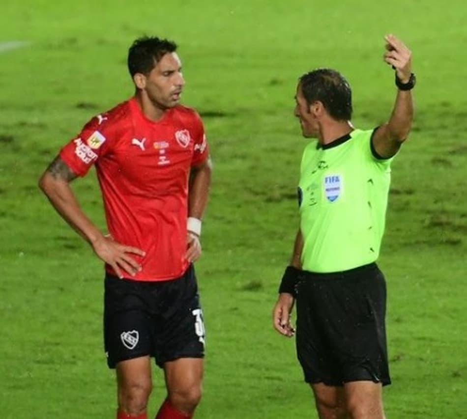 Árbitro se justifica após marcar pênalti duvidoso em clássico da América