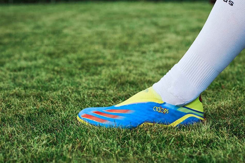 Adidas se une com a Marvel e lança chuteiras inspiradas em heróis. Veja fotos!