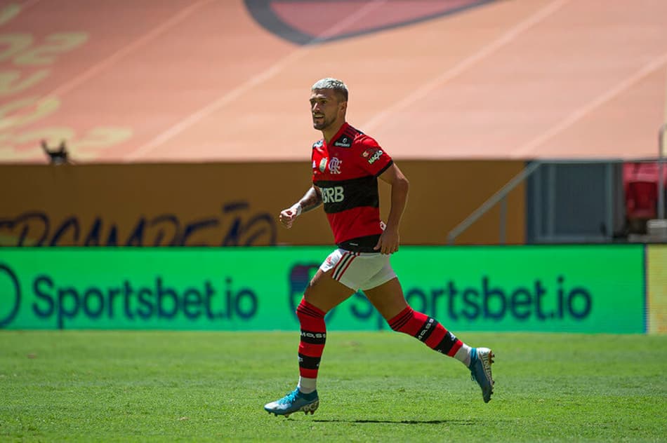Arrascaeta se aproxima do top 5: confira os maiores artilheiros estrangeiros na história do Flamengo