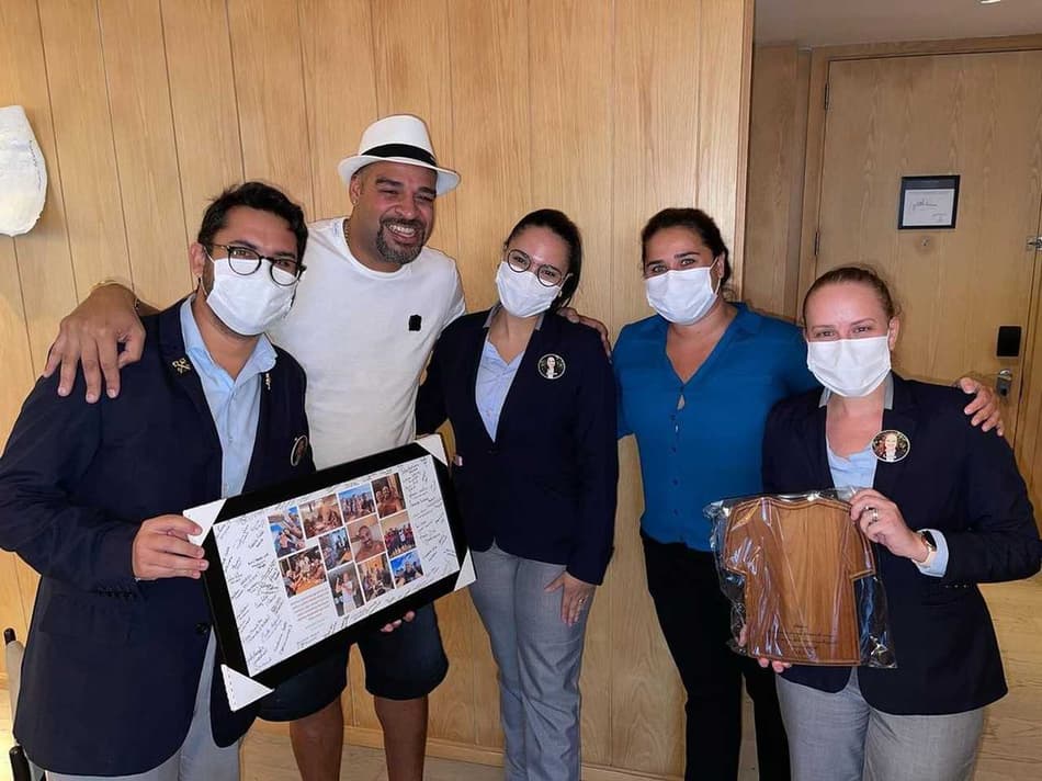 Adriano Imperador recebe presente de hotel de luxo onde está morando e chora: ‘É da nossa família’