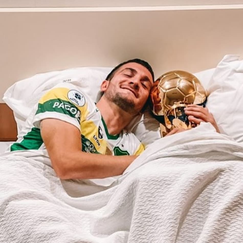 Jogador do Defensa provoca Felipe Melo após título da Recopa