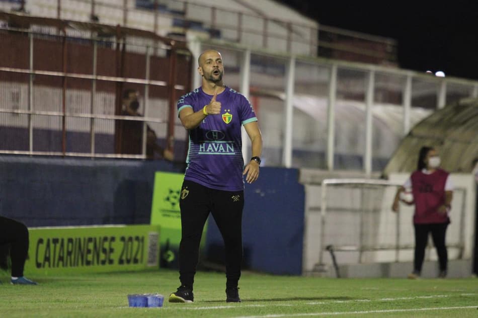 Técnico mais longevo das Séries A e B, Jerson Testoni tem difícil missão de levar o Brusque à primeira divisão