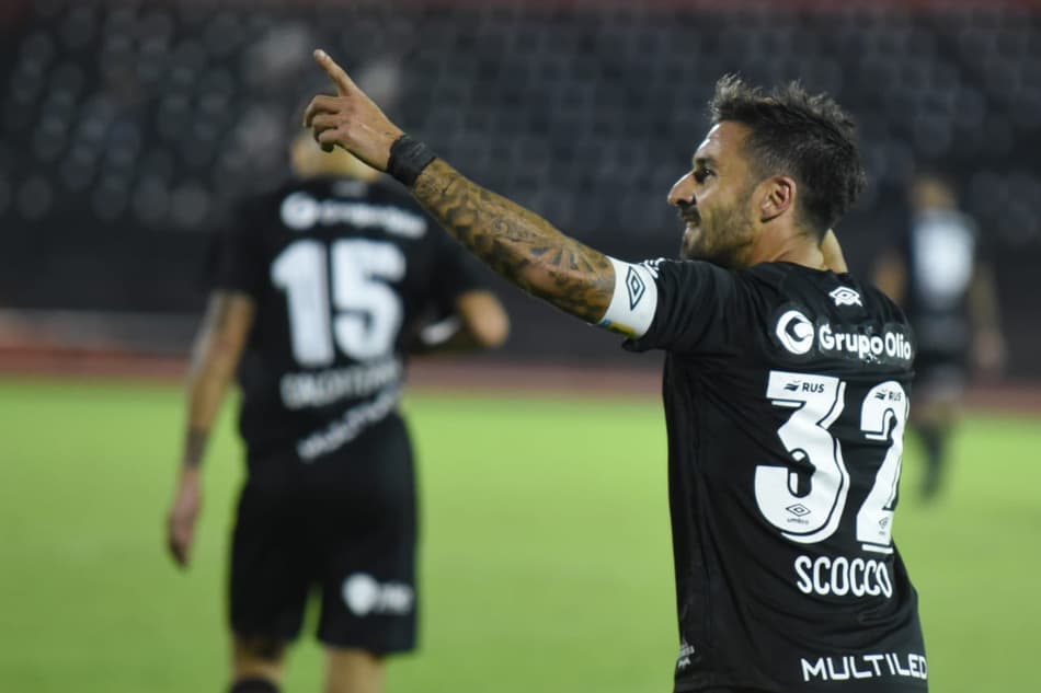 Ex-Internacional marca golaço em jogo da Copa da Liga Argentina; vídeo