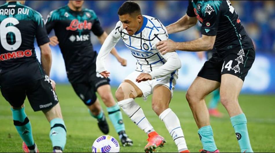 O que acontece com Sánchez? Atacante está na reserva e vive jejum de gols