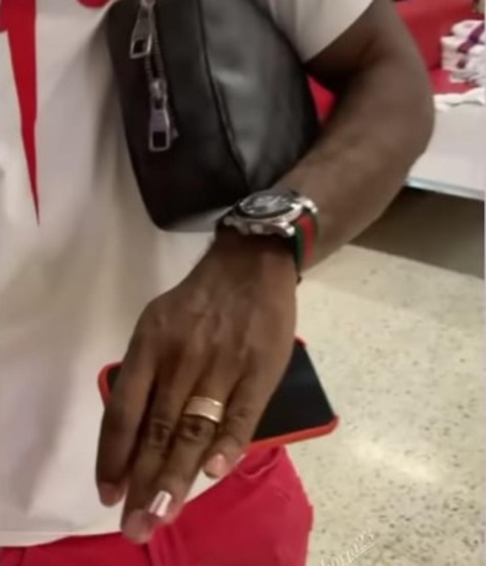 Inovou! Miguel Borja pinta a unha com as cores do Barranquilla; confira