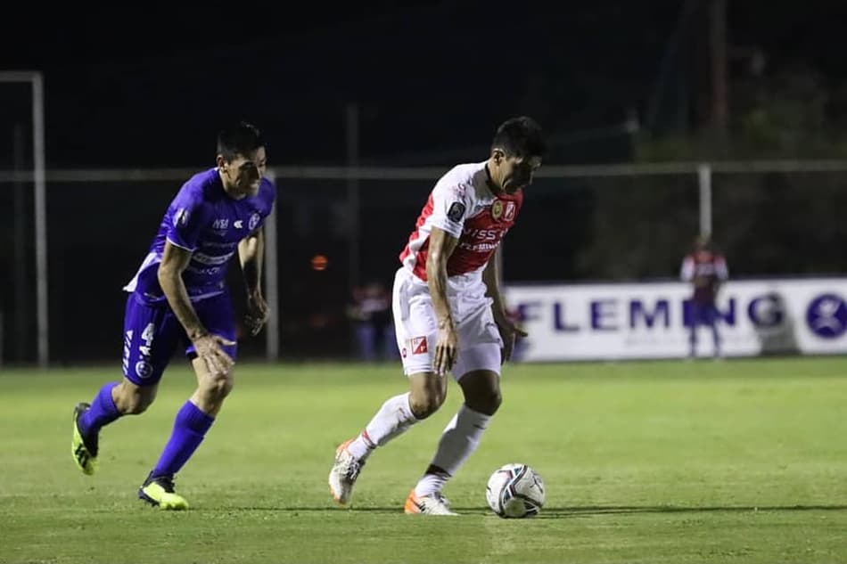 Lanterna do paraguaio e estreando técnico: saiba como vem o adversário do Corinthians na Sul-Americana