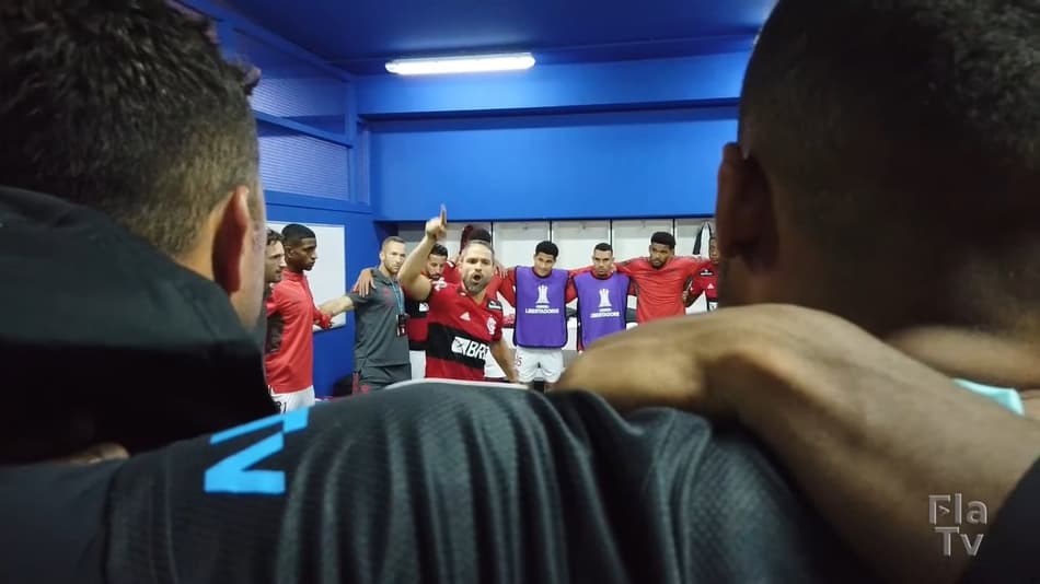 ‘É o campeão que vai entrar em campo!’: assista aos bastidores da vitória do Flamengo sobre o Vélez