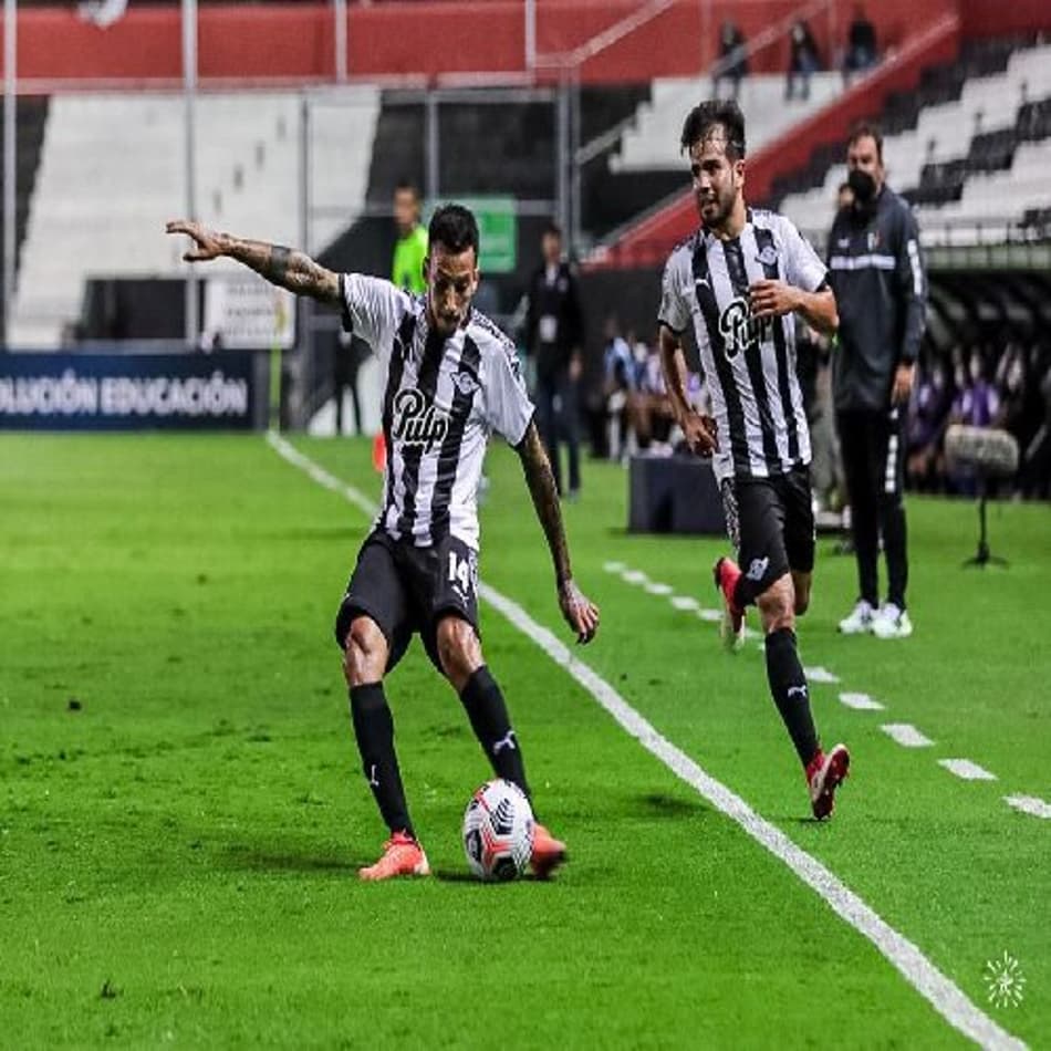 Libertad aproveita vantagem numérica e vence Palestino pela Sul-Americana