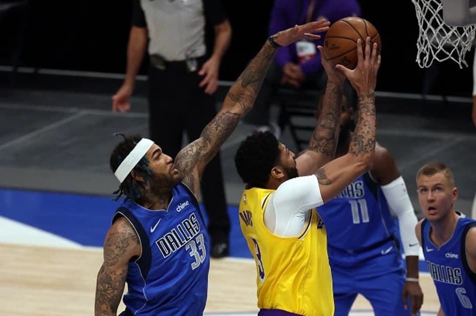 Anthony Davis volta, mas Mavericks vence Lakers