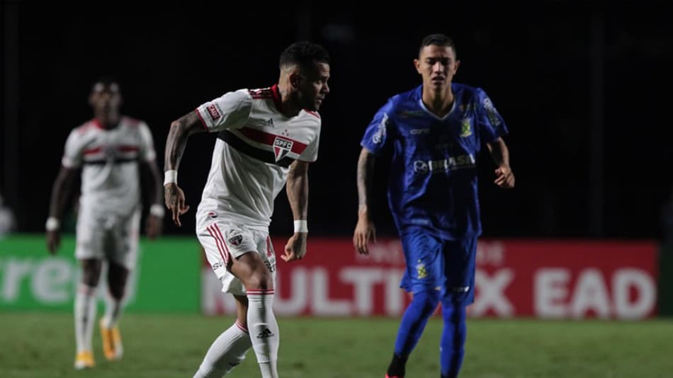 VÍDEO: Crespo reforça ideia de manter Dani Alves na lateral: ‘Ele está confirmando isso todos os dias’