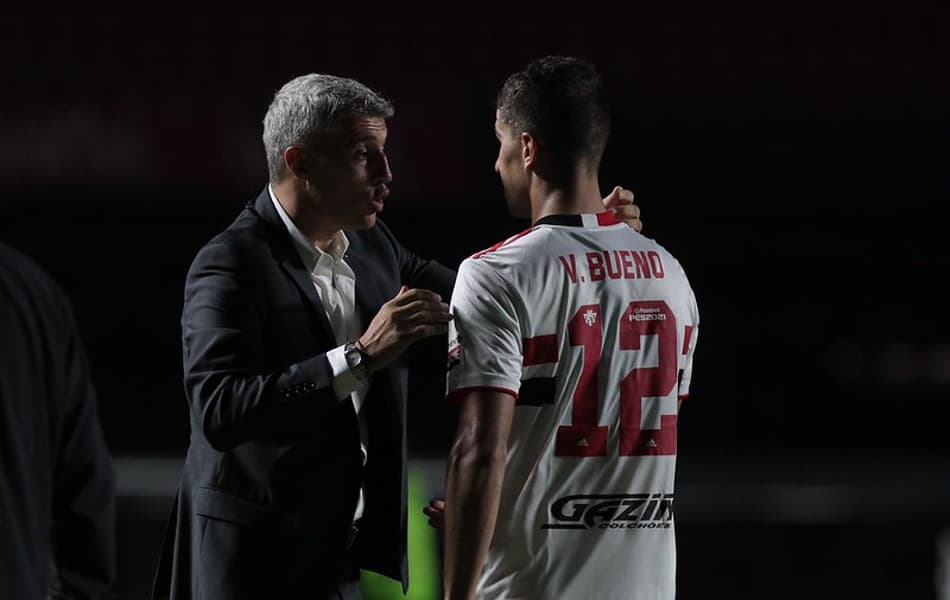 Crespo elogia Vitor Bueno como centroavante: ‘Muito bem’