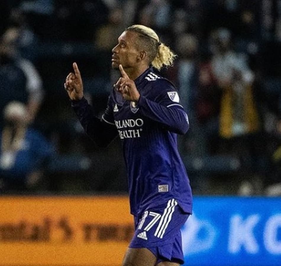 Craque português faz golaço na MLS; assista ao lance
