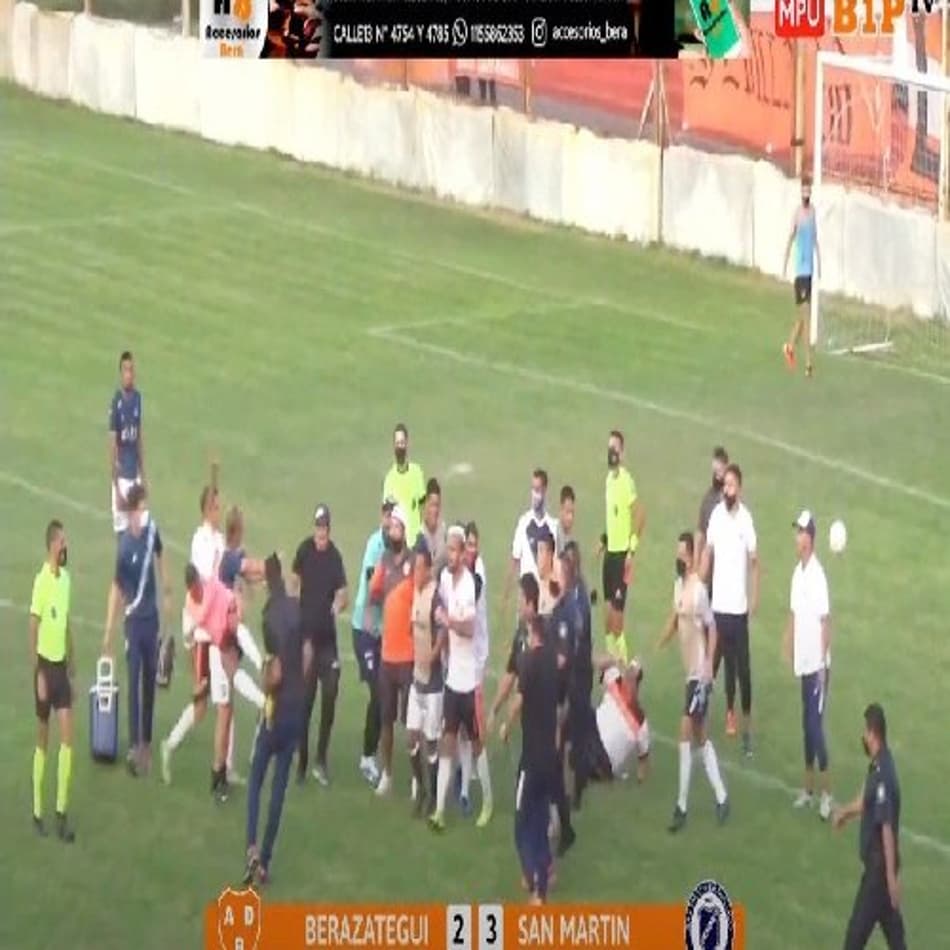 Equipe argentina promove batalha campal no fim da partida; Veja vídeo