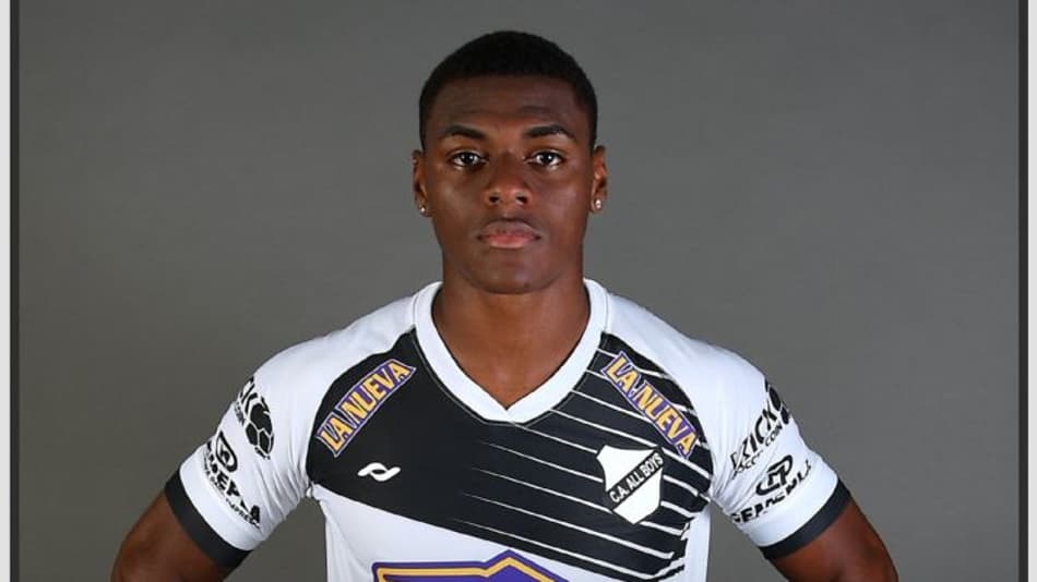 Milagre! Jogador sofre parada cardíaca e é salvo pelo médico do clube