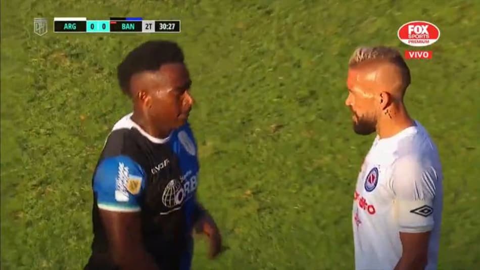Atleta do Banfield é expulso por ato nojento em jogo da Copa Argentina; veja o vídeo