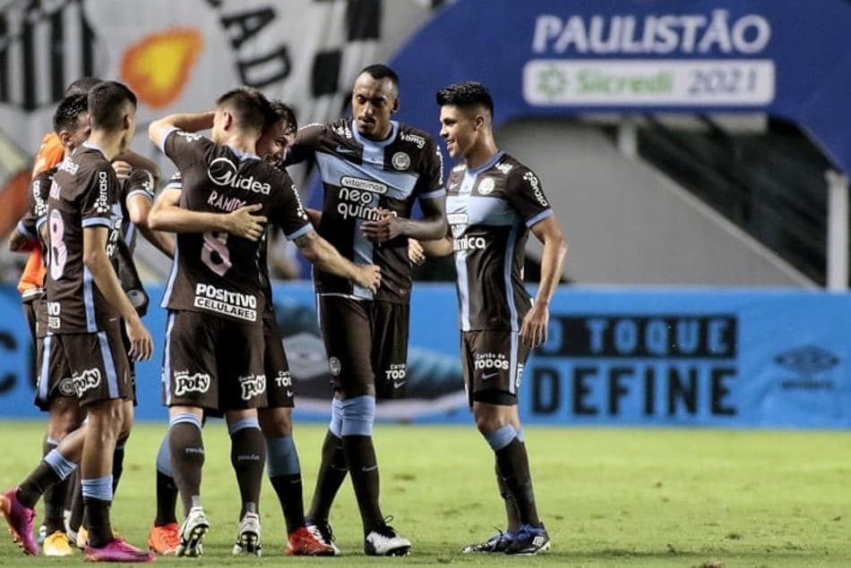 Corinthians encerra jejum e bate o Santos na Vila Belmiro pelo Paulistão