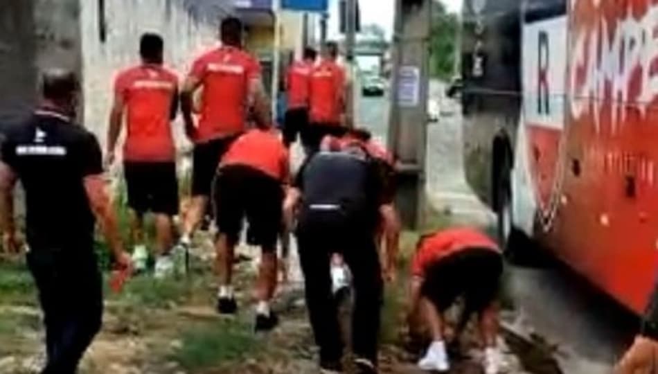 Jogadores do River-PI entram em confronto com torcedores do time; veja o vídeo